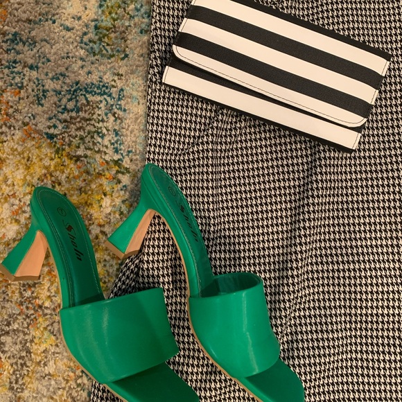 Black & White Striped Wallet/Clutch - Picture 1 of 6